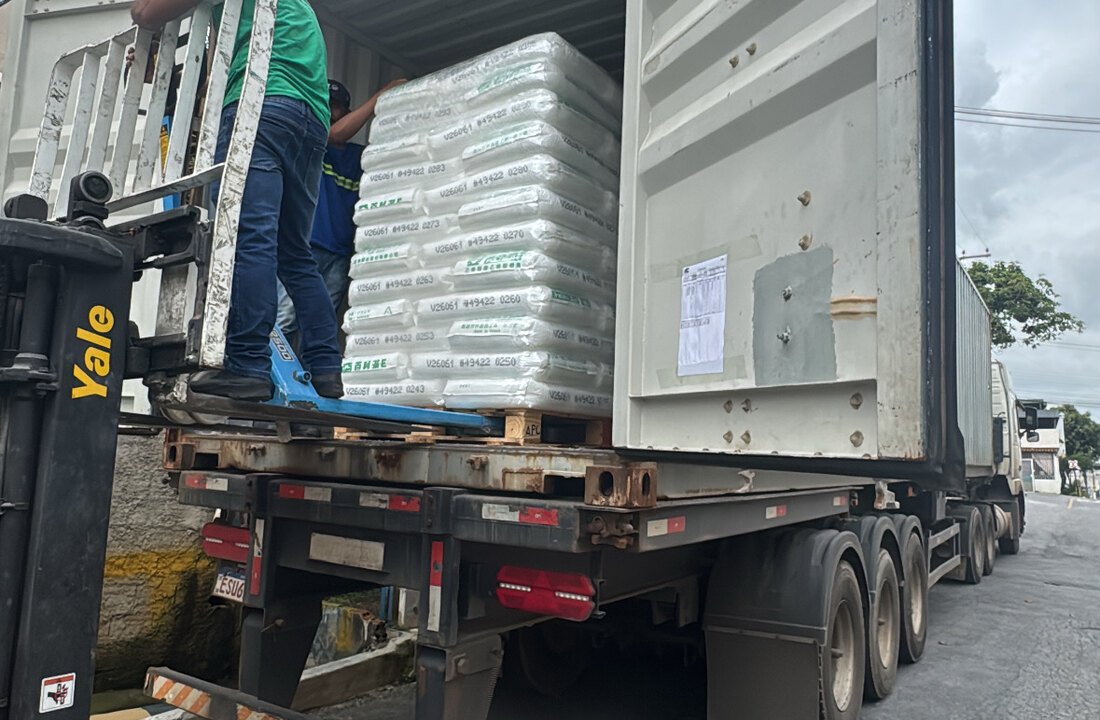 Carga sendo movimentada por empilhadeira para importação